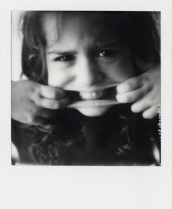 Photo Polaroid enfant grimace