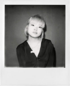 Photo Polaroid portrait sur fond noir