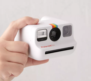 Le Polaroid Go tient dans une main