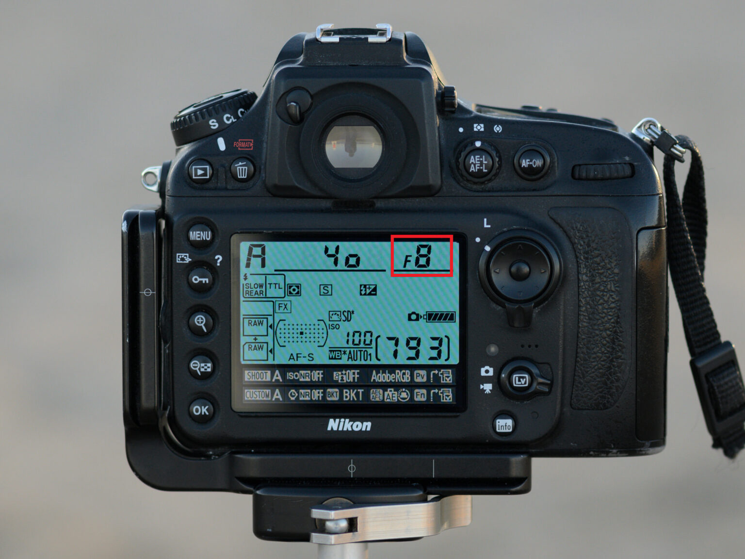 Image du nombre F sur l’écran LCD d’une caméra vidéo. Reconnaître l’ouverture en photographie numérique.